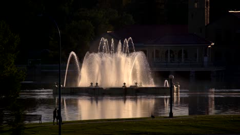 Beleuchteter-Springbrunnen-Im-Stadtpark-Von-Denver,-Colorado