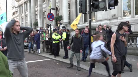 Los-Manifestantes-Bailan-Durante-Las-Protestas-De-Rebelión-De-Extinción-En-Londres,-Reino-Unido