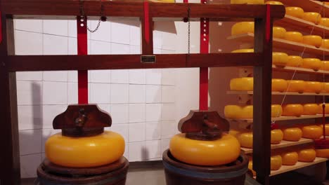 Touristisches-Käsemuseum-In-Amsterdam,-Das-Käsepressen-Und-Eine-Reihe-Von-Käseprodukten-Aus-Holland,-Den-Niederlanden-Und-Europa-Zeigt