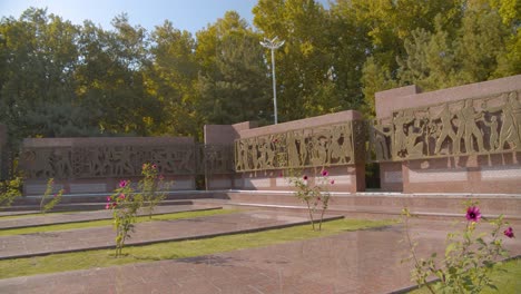 Das-Denkmal-Des-Mutes-In-Taschkent,-Usbekistan,-Das-Dem-Stärksten-Erdbeben-Von-1966-Gewidmet-Ist