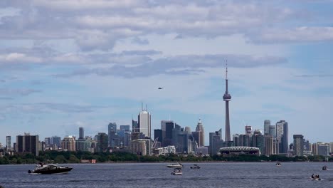 Toronto,-Canadá---El-Paseo-Marítimo-Y-Un-Helicóptero-Vuela-En-El-Cielo-De-Toronto,-Mostrando-El-Otro-Lado---Plano-General