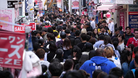 Statische-Aufnahme-Einer-Großen-Menschenmenge,-Die-Auf-Den-Straßen-Von-Harajuku-In-Shibuya,-Tokio,-Japan,-Spaziert