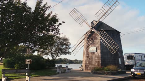 Langsames-Schwenken-Der-Riesigen-Windmühle-Des-Sag-Harbour-Information-Center-Am-Abend