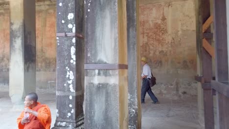 Tourists-and-monks-at-Angkor-Wat-ruins,-Siem-Reap-Cambodia