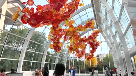 Zeitraffervideo-Von-Besuchern,-Die-Auf-Die-Wunderschöne-Glaskunstinstallation-Des-Weltberühmten-Künstlers-Dale-Chihuly-Blicken