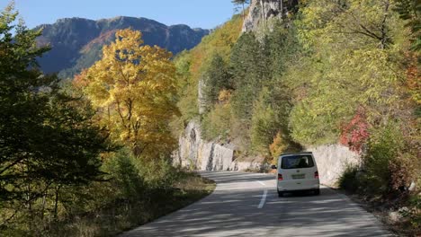 Camioneta-Conduciendo-A-Través-De-Los-Colores-Del-Otoño-Alrededor-Del-Parque-Nacional-Durmitor-De-Eslovenia