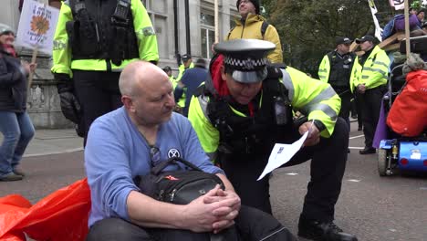 La-Policía-Informa-A-Un-Manifestante-Que-Tiene-Que-Moverse-Durante-Las-Protestas-De-Rebelión-De-Extinción-En-Londres,-Reino-Unido