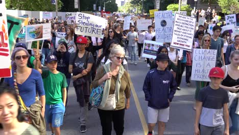 Menschenmenge-Marschiert-Auf-Der-Straße-Gegen-Den-Klimawandel