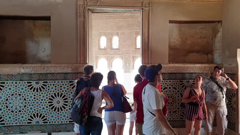 Group-of-tourists-at-Mexuar-Hall-in-Alhambra,-Granada,-Spain