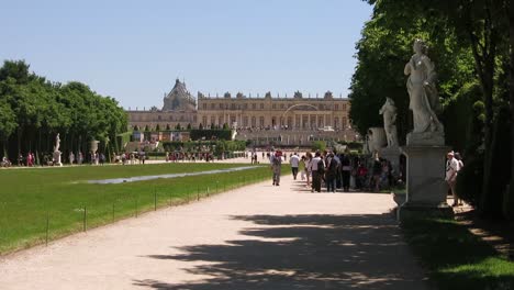 Turistas-Visitando-Los-Jardines-Del-Palacio-De-Versalles,-En-París,-Francia