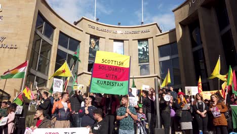 Primer-Plano-De-Personas-Que-Protestan-Contra-La-Ocupación-Turca-Y-La-Limpieza-étnica-De-Los-Kurdos-En-Glasgow