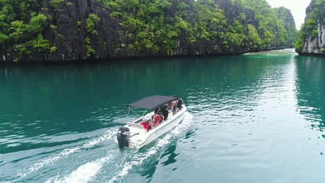 Luftaufnahme-In-Zeitlupe-Eines-Schnellboots,-Das-In-Einer-Klaren-Blauen-Lagune-In-Palawan,-Philippinen,-Kreuzt