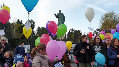 Children-and-colorful-balloons-at-San-Carlo-colossus,-Arona,-Italy