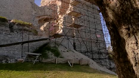 Turistas-En-Bicicleta-Junto-A-Antiguas-Ruinas-Durante-La-Reconstrucción