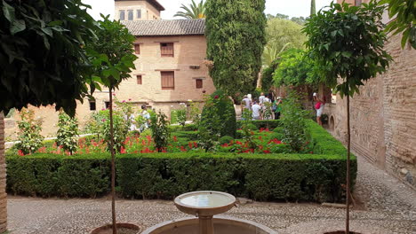 Menschen-Besuchen-Den-Hof-Der-Lindaraja-In-Alhambra,-Spanien