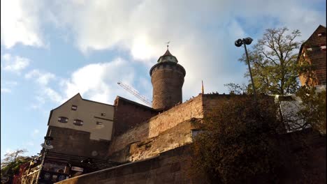 Langsamer-Spaziergang-Unter-Der-Kaiserburg-In-Nürnberg-Mit-Kameraverfolgung-Des-Hauptturms