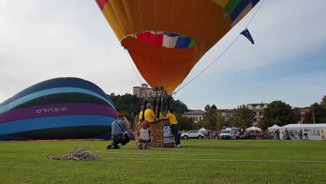 Gruppe-Von-Menschen,-Die-Beim-Festival-Einen-Heißluftballon-Abfeuern