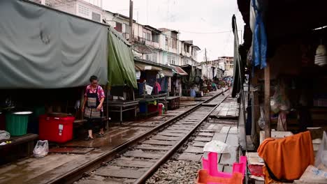 Eine-Aufregende-Zugfahrt-Zum-Mae-Klong-Eisenbahnmarkt