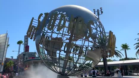 El-Famoso-Globo-Terráqueo-De-Universal-Studios-Girando-En-La-Entrada-Principal-De-La-Atracción-De-Parque-Temático-Más-Popular-De-Hollywood