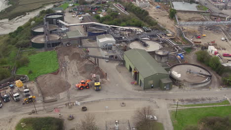 Aerial-view-of-a-HGV-being-loaded-with-a-recycled-paper-waste-product-at-DS-Smith,-Kemsley-Paper-Mill,-in-Kemsley,-Kent,-UK