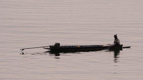 Siluetas-De-Pescadores-Mientras-Lanza-Y-Saca-Su-Red-En-El-Río-Antes-Del-Anochecer