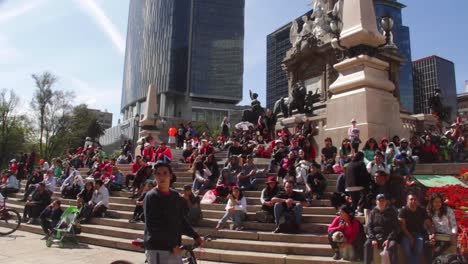 Inclinarse-Hacia-Abajo,-La-Gente-Descansando-A-Los-Pies-De-Un-Importante-Monumento-En-México