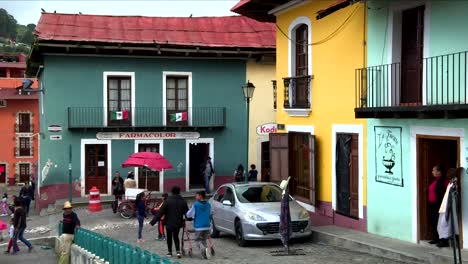 Grüne-Und-Gelbe-Häuser-In-Einem-Dorf-In-Mexiko