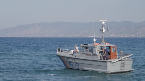 Die-Hafenpolizei-Beobachtet-Die-Illegalen-Einwanderer-Bei-Ihrer-Ankunft-Mit-Dem-Boot-In-Latchi-Polis-Chrysochou,-Zypern