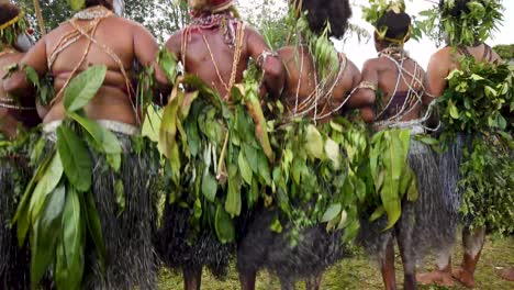 Echtzeit-Rückansicht-Von-Frauen-Aus-Papua-Neuguinea,-Die-In-Einer-Linie-Springen