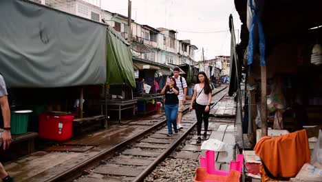 Eine-Aufregende-Zugfahrt-Zum-Mae-Klong-Eisenbahnmarkt