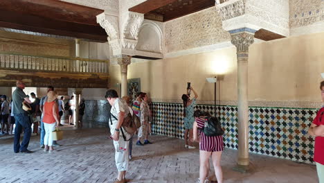Group-of-tourists-explore-Mexuar-Hall-in-Alhambra,-Granada,-Spain