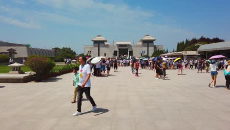 Xian,-China---Juli-2019:-Touristen,-Die-Auf-Einem-Pfad-Gehen,-Der-Zu-Einem-Museumsgelände-Führt,-Das-Skulpturen-Der-Terrakotta-armee-Enthält,-Xian,-Provinz-Shaanxi