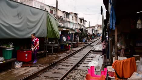 An-exciting-train-ride-to-Mae-Klong-Railway-Market