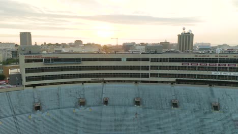 Camión-Aéreo-A-La-Derecha,-Estadio-Camp-Randall,-Madison,-Gran-área-De-Asientos-En-La-Tribuna,-Wisconsin