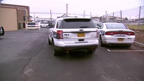 Coche-De-Policía-De-Hermiston-Conduciendo-A-Través-Del-Estacionamiento