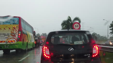 Aufnahmen-Von-Autos,-Die-Während-Der-Fahrt-In-Einem-Verkehr-Mit-Schlechtem-Wetter-Auf-Der-Straße-Stecken-Bleiben