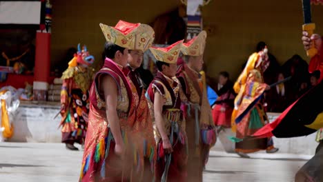 Traditionelle-Buddhistische-Tibetische-Cham-tanzzeremonie-Im-Klosterfestritual
