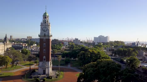 Vista-Aérea-De-La-Torre-Monumental-En-El-Barrio-De-Retiro-Con-El-Río-De-La-Plata-Al-Fondo