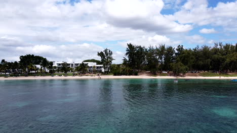 Langsam-Vorwärts-Antenne-Von-Sandstrand,-Türkisfarbenem-Wasser-Und-Luxus-Resort,-Mauritius
