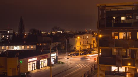 Ein-Nächtlicher-Zeitraffer-Einer-Straße-In-Einem-Städtischen-Wohngebiet-In-Bydgoszcz,-Polen