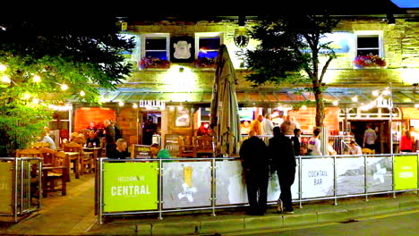People-enjoying-a-drink-outside-a-public-house-in-Newquay-in-the-evening