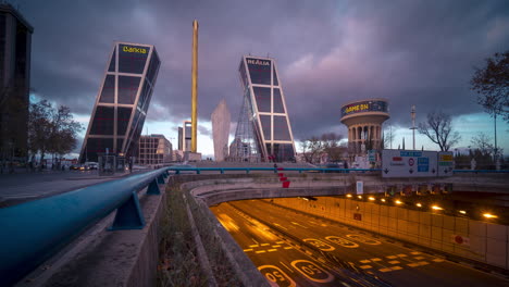 Sunset-timelapse-in-Plaza-de-Castilla,-Madrid,-Spain