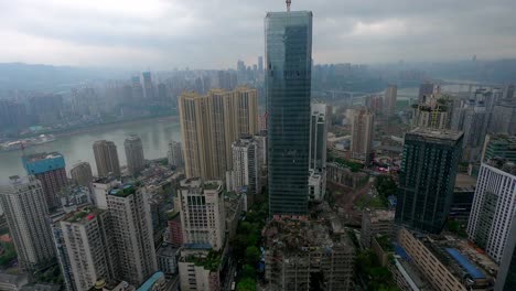 Lapso-De-Tiempo-Diurno-Del-Edificio-De-Rascacielos-En-Construcción-Cerca-Del-Río-Yangtze,-Bloqueo-De-Velocidad-De-Establecimiento-De-Tiro