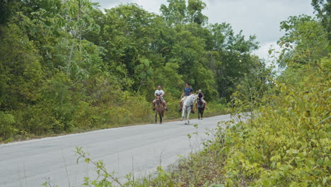 Zeitlupe-Des-Gruppenreitens-Entlang-Der-Straße-Außerhalb-Des-Tropischen-Waldes-In-Cancun,-Mexiko