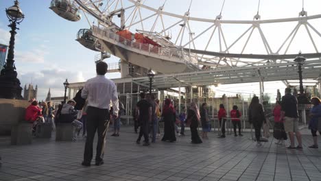 London-Eye-Eintritt,-Menschenmenge,-Die-Auf-Eine-Fahrt-Warten