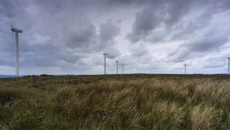 Zeitraffer-Von-Windkraftanlagen-Mit-Dramatischen-Wolken-In-Abgelegener-Landschaft-Irlands