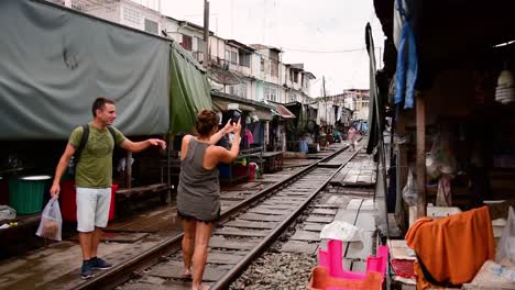 Un-Emocionante-Viaje-En-Tren-Al-Mercado-Ferroviario-De-Mae-Klong