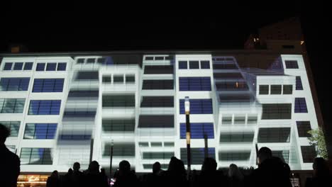 Lichtshow-An-Der-Fassade-Eines-Großen-Gebäudes-Beim-Glow-Festival-In-Eindhoven