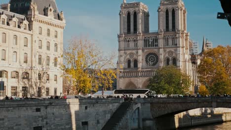 Nov-2019,-París,-Francia:-Catedral-De-Notre-Dame-Después-Del-Incendio-Visto-Desde-El-Otro-Lado-Del-Río-Sena-En-Un-Hermoso-Día-De-Otoño