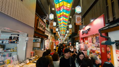 Imágenes-De-Alto-ángulo-De-Un-Famoso-Mercado-De-Comida-Turística-Con-Turistas-Caminando-En-Kyoto,-Japón